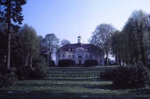 Blumendorf: Gut: Herrenhaus: Nordfassade Hofseite: rechts Lindenreihe