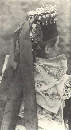 Detail der Tracht einer Braut aus Radibor : Kleidung - katholische Tracht. Ort: Radwor / Radibor. "Borte" (wendische Brauthaube aus schwarzem Samt) einer katholischen Braut aus Radibor.