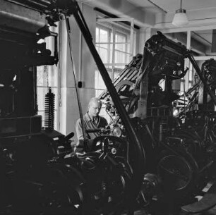 Schriftsetzer bei der Arbeit an der Setzmaschine, Druckerei Offizin Haag Drugulin
