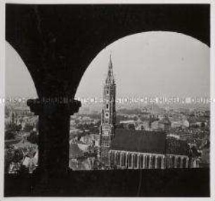 Landshut, Burg Trausnitz, Blick vom Söller auf die Stadtpfarr- und Kollegiatstiftskirche St. Martin und Kastulus