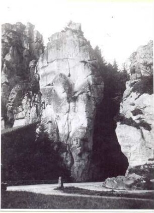 Externsteine mit hindurchführender Straße. Stadtarchiv Detmold Bildarchiv Nr. 3986