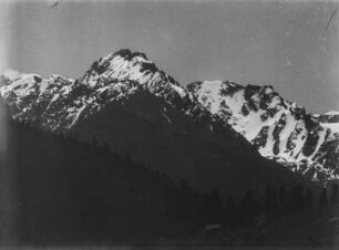 Gebirgszug : Ein schneebedeckter Gebirgszug im Tian Shan Hochgebirge