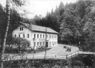 Höckendorf-Edle Krone. Gasthof Edle Krone. Straßenansicht mit Gästegarten