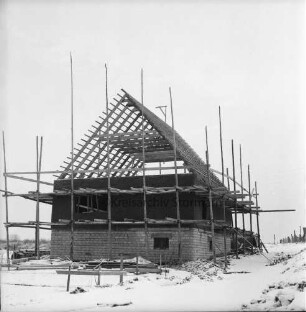 Einfamilienhaus: Rohbau mit Dachstuhl und Gerüst: Winter