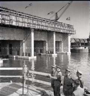 Richtfest des Großbunkers für deutsche U-Boote im Hafen von Saint-Nazaire an der französischen Atlantikküste
