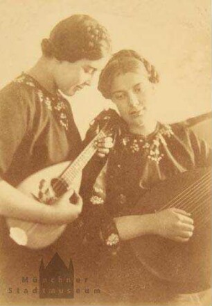 Musizierende Mädchen (Aus einer Werbebroschüre des Ateliers)