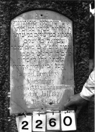 Grabstein 2260 (Index: 100097356) Maße HxBxT: 133x54x27 cm Besonderheit: kulturhistorisch wertvoll / hist.-wiss. Gründe (Gemeindestellung): Grabstein 2260 (Detailaufnahme)