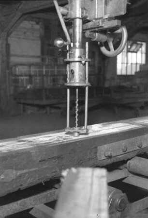 Stuttgart Zuffenhausen Altschwellenlager Schwellenbohrwerk Arbeiter