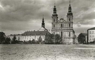 Neiße, Kuratialkirche : Neisse (Nysa/Polen). Bischöfliches Oberhospital und Kreuzkirche. Ansicht von Südwesten
