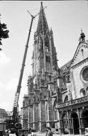 Freiburg: Dachreparatur am Münsterschiff, mit Turm; beweglicher Kran