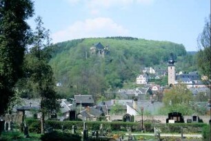 Blick vom Friedhof zum Ort , herausragend Kirche und Schloss Wespenstein