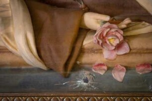 Frankreich. Basse Normandie. Manche. Sainte Marie du Mont. Kirche innen. Madonna hinter Scheibe mit Schussloch. Detail