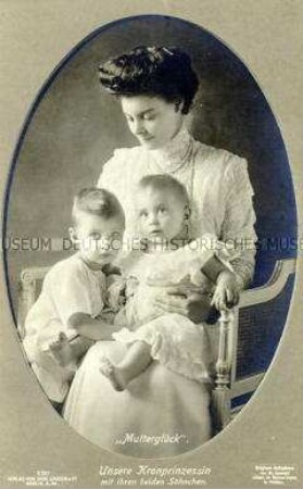 Kronprinzessin Cecilie von Preußen mit ihren zwei Söhnen Wilhelm und Louis Ferdinand