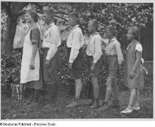 Schlegel bei Ostritz, Kinder des Bauern Kunack : Schlegel bei Ostritz. Hof von Richard Kunack. Die Kinder des Bauern Kunack im Sommer 1934