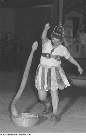 Ein Clown vom Clownsensemble "Die Daniels" des Faschingsprogramms "Die Kommödianten kommen" des Circus Aeros als Schlangentänzerin