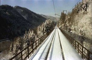 Verschneite Höllentalbahn auf der Ravennabrücke
