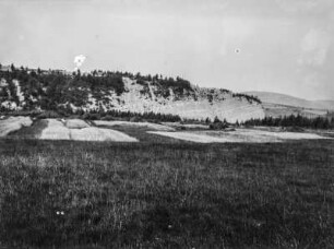 Landschaftsblick : Blick auf bewaldete Hänge im Hintergrund und Wiesen und Felder im Vordergrund. Auf dem Hang sind Schichtstufen sichtbar