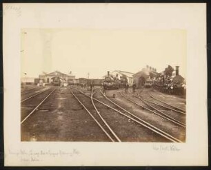 Photographs New South Wales, The Railways of New South Wales: Sydney Station Bahnhofsgebäude mit eingefahrenem Zug und Eisenbahngelände mit Güterzügen