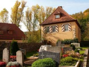 Friedhof bei der Kirche St. Peter und Paul in Detwang, Taubertal