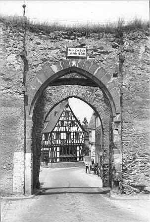 Rhens. Kirchtor (Feldseite) gegen das Rathaus