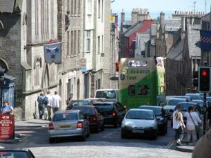 Verkehrsstau in der Altstadt von Edinburgh