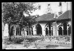 Blick vom Klostergarten in Bronnbach aus in den Kreuzgang