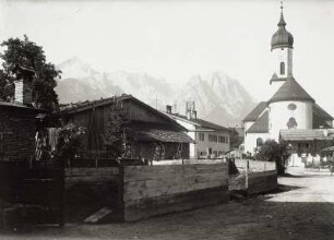 Garmisch-Partenkirchen, Ortsansicht : Garmisch-Partenkirchen. Ortsansicht mit Neuer Pfarrkirche St. Martin. Blick gegen Alpspitze und Zugspitzmassiv von Nordosten
