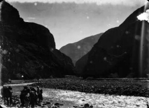 Engtal des Rio Llica : Berglandschaft mit Tal und Fluss