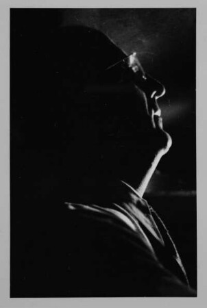Porträt Heinz Arnhold (1906-1994; Regisseur). Reproduktionspositiv nach Fotografie von Gerhard Laßig. Staatsoper Dresden, 1942/1943