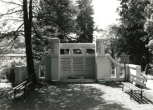 Schwarzenberg-Wildenau. Friedhof. Grabanlage der Familie Zweigler (Stein, um 1895)