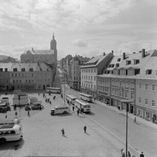 Marktplatz mit Blick zur St. Annenkirche : Annaberg-Buchholz. Marktplatz mit Autobussen und Blick zur St. Annenkirche