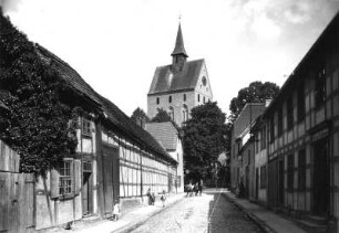 Naugard, Stadt : Naugard (Powiat Goleniowski/Polen). Marienstraße. Blick zum Turm der Pfarrkirche