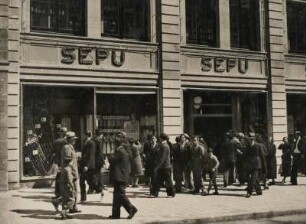Barcelona. Spanien. Passanten vor dem Einheitspreisgeschäft SEPU, dem ersten Kaufhaus Spaniens