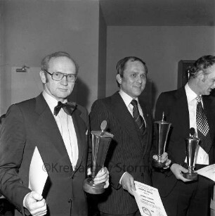 Verein Oldesloer Kegler: Stadtmeisterschaft: Schützenhalle: Siegerehrung der Einzeldisziplin: Stadtmeister Walter Philipp, Vizemeister Peter Kupper und Dritter Hans Böttcher, Vorsitzender des Vereins Oldesloer Kegler