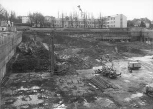 Baustelle Sächsische Landesbibliothek - Staats- und Universitätsbibliothek Dresden, Zentralbibliothek. Baugrube mit Rampe für Baumaschinen während Gründungsarbeiten. Im Hintergrund Fraunhofer-Institut für Verkehrs- und Infrastruktursysteme Zeunerstraße 38 : Dresden-Räcknitz, Zellescher Weg 18. Baustelle Sächsische Landesbibliothek - Staats- und Universitätsbibliothek Dresden, Zentralbibliothek. Baugrube mit Rampe für Baumaschinen während Gründungsarbeiten. Im Hintergrund Fraunhofer-Institut für Verkehrs- und Infrastruktursysteme Zeunerstraße 38