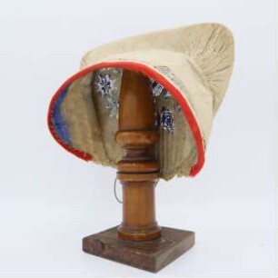 "Löcherblauhaube" in Creme mit Blauem Muster 1