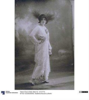 Frau in Kleid