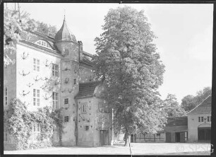 Berlin, jagdschloss Grunewald, Schloss mit Geweihen im Sommer.