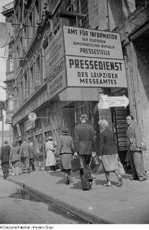 Messebetrieb vor dem Pressedienst des Leipziger Messeamts