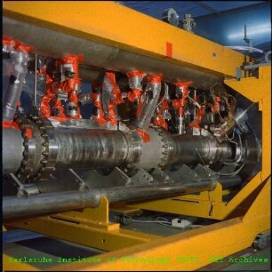 Detail des Kryostaten des Supraleitenden Linearbeschleunigers (LINAC) am Institut für Experimentelle Kernphysik (IEKP)