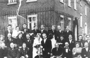 Neschwitz-Loga. Ehem. Logaer Mühle, Hochzeitsgesellschaft vor der nach dem Brand 1912 wieder aufgebauten Mühle (Bildersammlung Ida Hohlfeld, geb. Semmer, Loga)