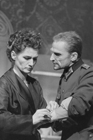 Szenenbilder aus "Die letzte Station" von Erich Maria Remarque. Kammerspiele (Deutsches Theater) Berlin, 17.11.1958 : Mit Inge Keller als Anna Walter, Herwart Grosse als Ross, Margret Homeyer als Grete, Heinz Hinze als Schmid, Wolfram Schaerf als SS-Mann u. a.