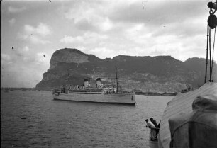 Gibraltar [britisches Überseegebiet]: Schiff vor dem Hafen; Aufnahme Radulescu