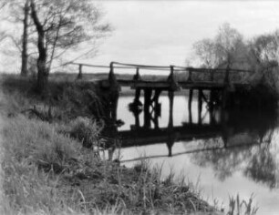 Holzbrücke über einen Fluss