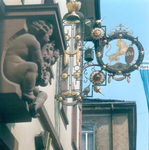 Mittelalterliches Wirtshausschild mit Löwe und Krone