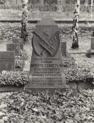 Sowjetischer Ehrenfriedhof, Gedenkstein für im 2. Weltkrieg gefallene sowjetische Soldaten