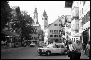 Kitzbühel: Giebeldachhäuser in der Hauptstraße, mit Pfarr- und Liebfrauenkirche