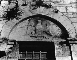 Fensterbekrönung mit Adler