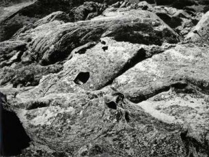 Ausgewaschenes Gestein an der Küste Sardiniens