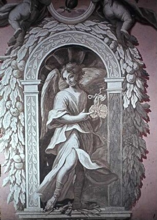 Innendekoration der Schlosskapelle — Wanddekoration der Schlosskapelle — Engel in gemalten Nischen des Emporengeschosses — Engel, der Waffen zertritt